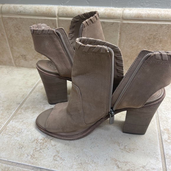 Vince Camuto size 8.5 - Picture 3 of 7